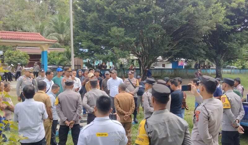 Masyarakat Sukaraya Demo Kepsek SMPN Sukaraya.