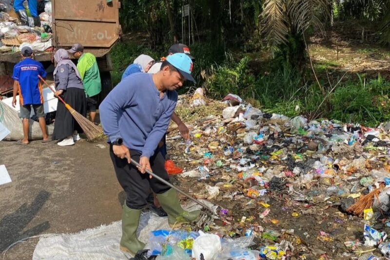 Kepala Dinas Lingkungan Hidup Kota Lubuklinggau, Turut Gotong Royong.